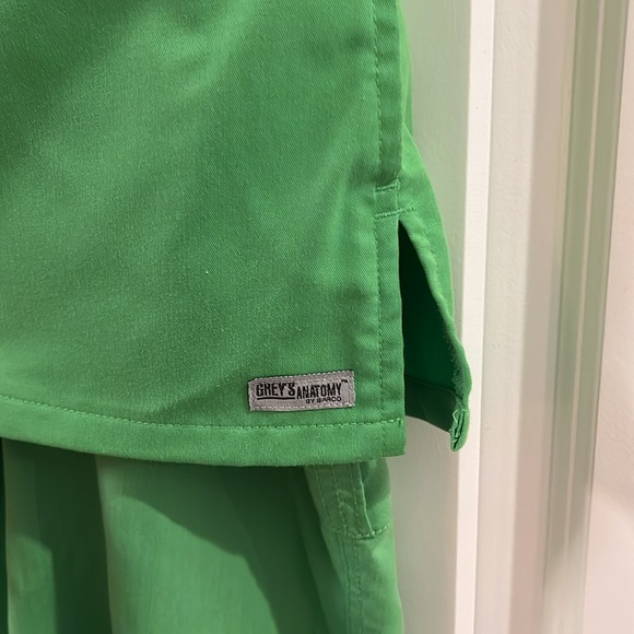GREY’S ANATOMY BY BARCO lime green scrub set - Picture 5 of 12